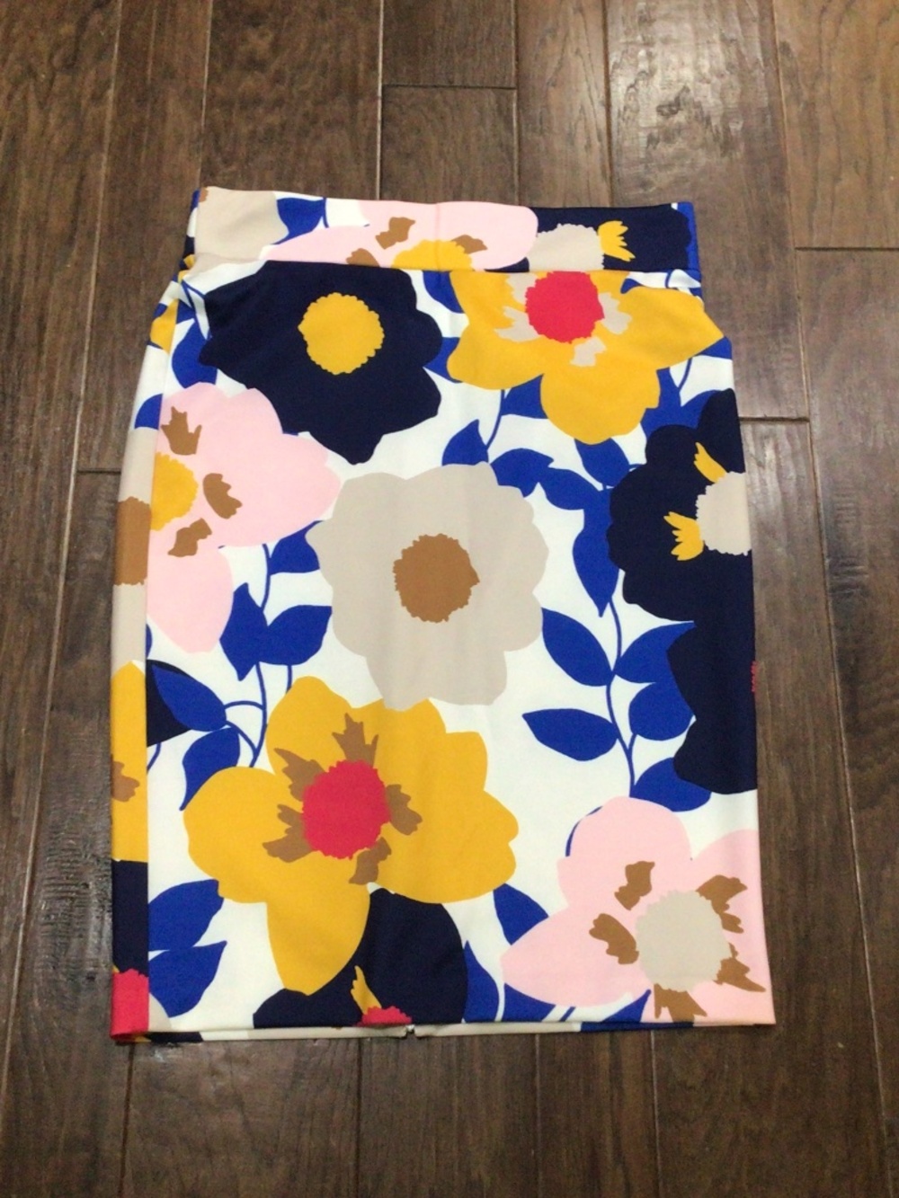 Eloquii Bold and vibrant floral skirt. Size 14. Excellent shape.